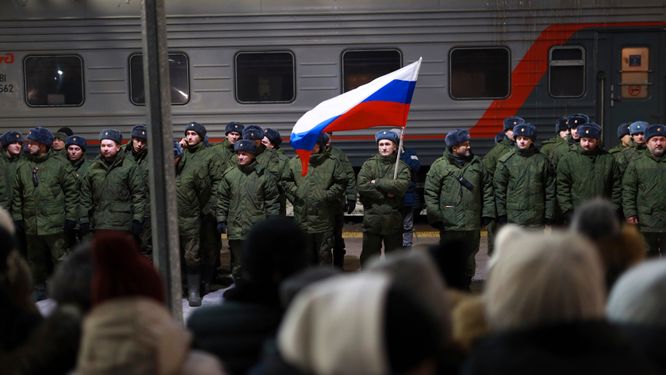 Ryska soldater står redo att lämna Ryssland för fronten i Ukraina. Bild tagen i Tiumen i december 2022.
