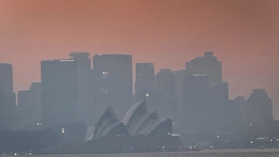 Brandröken lägger sig som ett lock över Sydney. 