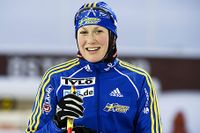 En glad Helena Jonsson tränade i i Östersund på fredagen, dagen efter segern i världscuppremiären i skidskytte. På lördagen står sprinttävlingar på programmet. 