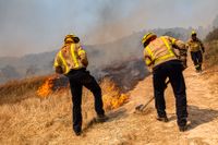 Brandmän bekämpar en markbrand i närheten av Tarragona i Spanien.