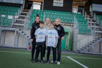 På Hammarby IP fick juniorreportrarna Mira och Valter träffa tre spelare från Hammarby.