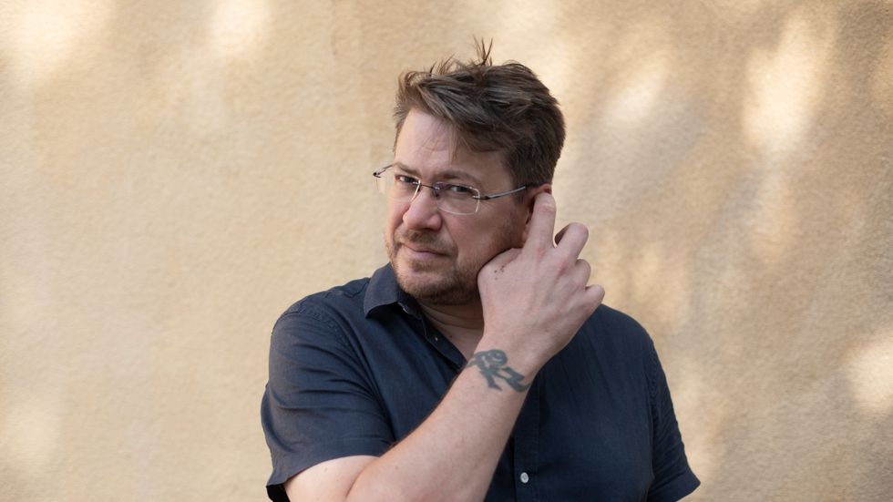 Ola Nilsson är författare och översättare. För romanen ”Isidor & Paula” belönades han 2015 med Svenska Dagbladets litteraturpris.