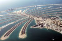 Här, på ön Palm Jumeirah i Dubai, bor den utpekade huvudmannen ut som misstänks ha svindlat Danmark på miljardbelopp.