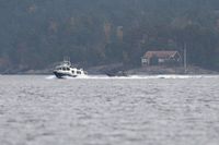 En taxibåt avvisas av militär strax utanför Gålö på måndagen.
