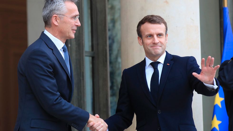 Natos generalsekreterare Jens Stoltenberg träffar Frankrikes president Emmanuel Macron i Paris.