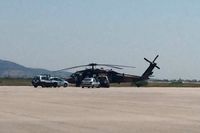 Grekisk polis undersöker den turkiska Blackhawk-helikoptern efter att den landat på flygplatsen i Alexandroupolis den 16 juli 2016. Arkivbild.