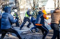 En grupp motdemonstranter försökte ta sig förbi polisens avspärrningar i Sveaparken i Örebro. Arkivbild.