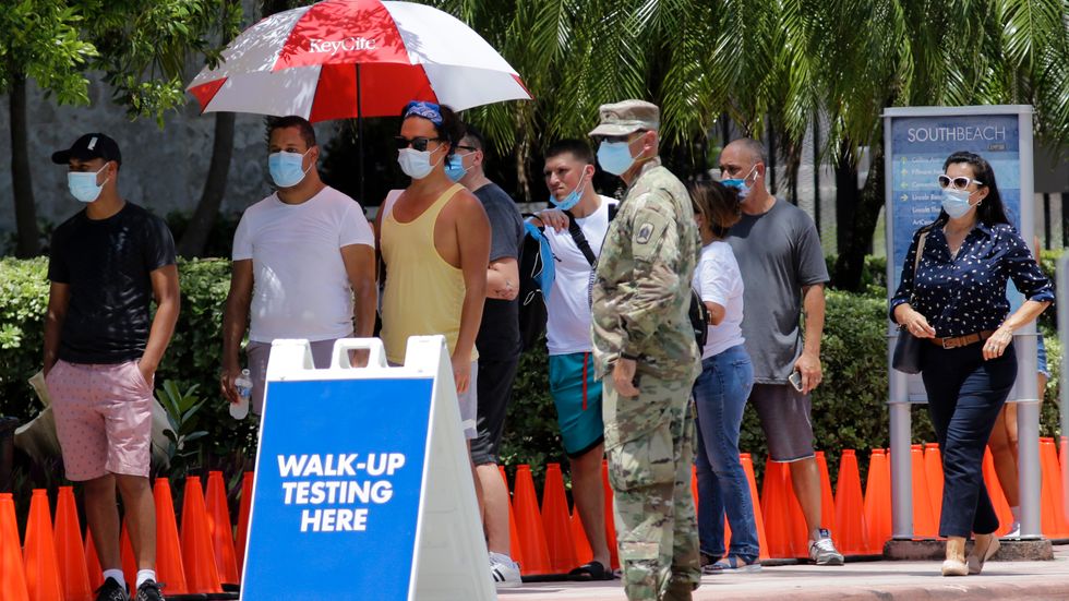 Folk väntar på att få testa sig för covid-19 i Miami i Florida.