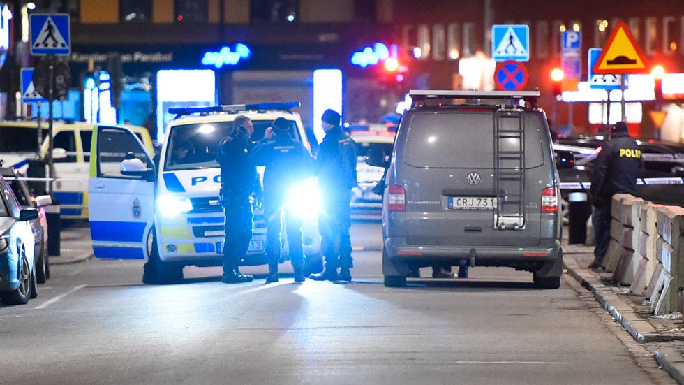 Polis och tekniker på plats efter att en man har skjutits vid Möllevångstorget i Malmö den 12 februari i år. Nu har en mordmisstänkt man begärts häktad i sin frånvaro. Arkivbild.