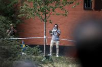 Mannen eldade en koran utanför Stockholms moské vid Medborgarplatsen på Södermalm i Stockholm den 28 juni. Arkivbild.