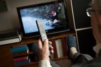 Flera tv-kanaler kan släckas för en tredjedel av svenska hushåll natten till den 11 december, om Tele2 inte kommer överens med Telia. Arkivbild.