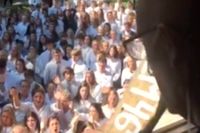 400 elever sjöng utanför cancersjuk lärares hem