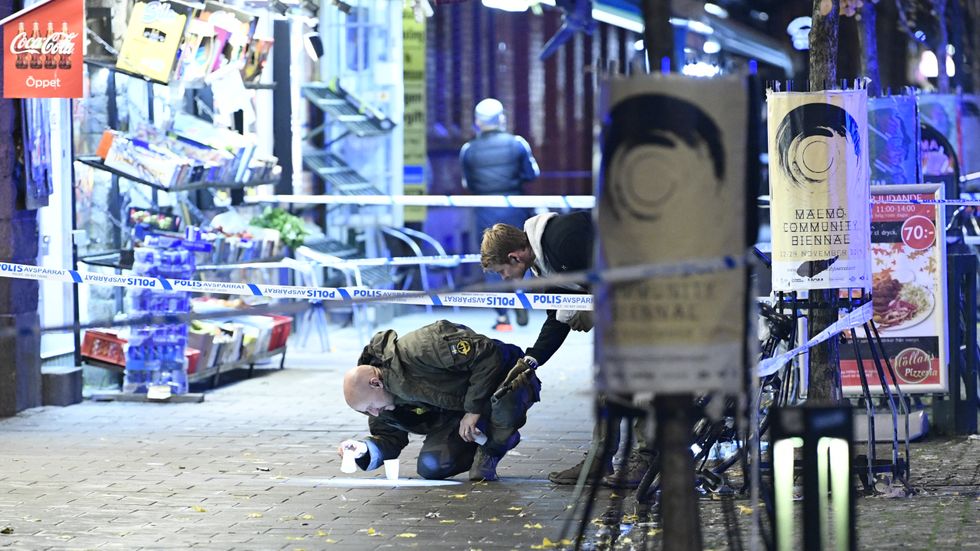 Polisen undersöker platsen vid Möllevångstorget i Malmö.