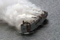 Världsarv i fara när fartygsbrand rasar