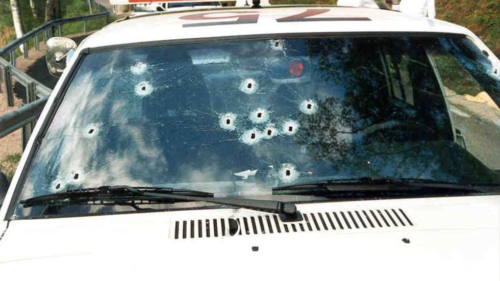 Polisens bilder ur förundersökningen om polismorden i Malexander. Här polisernas bil med skotthål i rutan. Arkivbild.