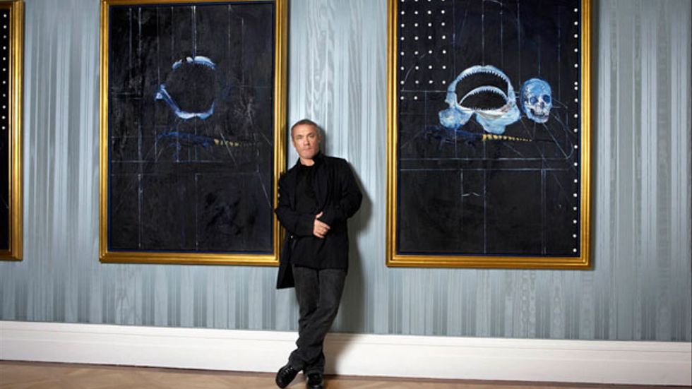 Damien Hirst framför två målningar ur sviten No love lost. Han valde själv att presentera den i Wallace Collections  klassiska miljö i stället för på vita galleriväggar.