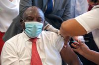 Sydafrikas president Cyril Ramaphosa vaccineras mot covid-19. Arkivbild.