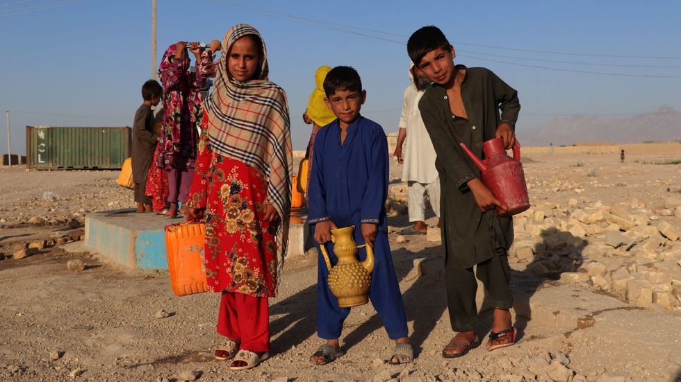Afghanska internflyktingar i staden Mazir-i-Sharif.
