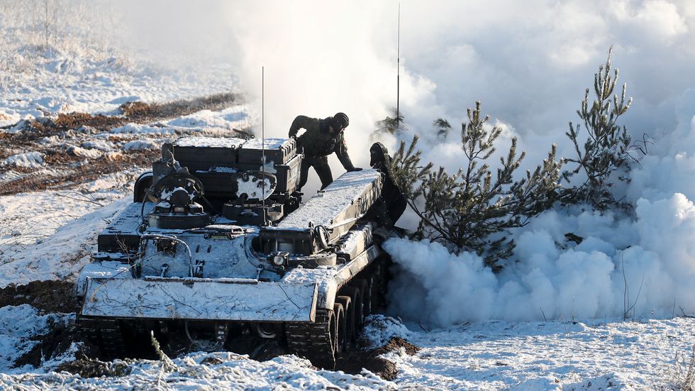 Ryska soldater fortsätta att samöva med Belarus i närheten av den ukrainska gränsen.