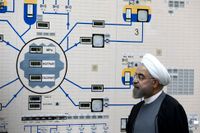 Irans president Hassan Rohani besöker ett kärnkraftverk utanför Bushehr 2015.