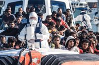 Nödställda migranter räddas i Medelhavet.