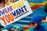 Efter att fransk polis tvingat en kvinna att ta av sig sin burkini har det anordnats flera demonstrationer i världen för rätten att bära vad man vill på stranden.