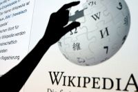 När Wikipedia lanserades den 15 januari 2001 existerade ännu inte Facebook, Youtube eller Myspace. 