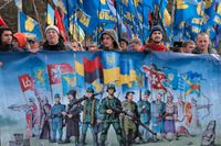 Det högerextrema Svoboda-partiet demonstrerar på Kievs gator under Fäderneslandsförsvararens dag.