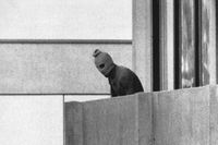 En terrorist på väg att ta sig in i Israels OS-boende i München 1972. Arkivbild.