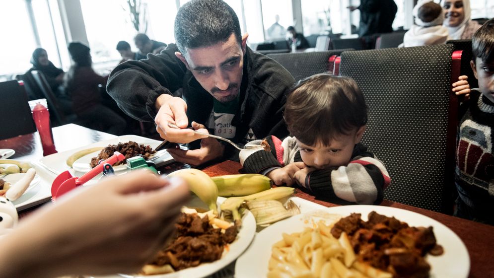 Tarek Swirakly försöker få sin son, Ziad, att äta på flyktingförläggningen.
