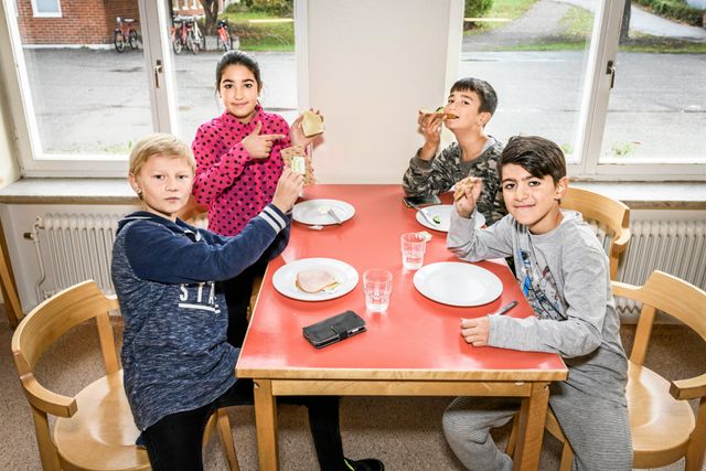 Mums tycker barnen Colin, 10, Liliyan, 11 Ivan, 10, och Walid, 10, och tar varsin frukostmacka på skolan. 