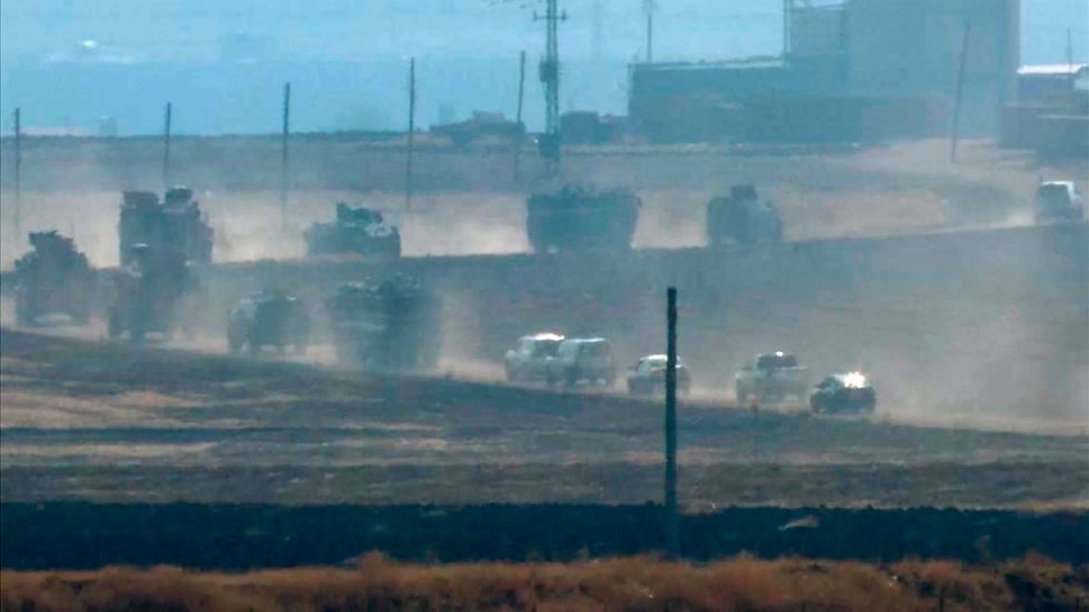 Militärfordon längs en väg i Sevimli i Turkiet, på gränsen till Syrien.