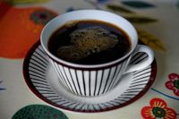 Om du dricker en kopp kaffe är intaget av naturliga gifter lika stort som de bekämpningsmedelsrester du får i dig med maten under ett helt år, skriver artikelförfattarna.
