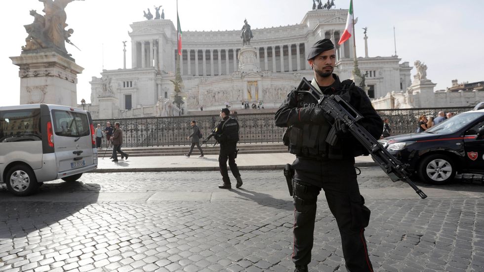 Italiensk militärpolis patrullerar i huvudstaden Rom inför lördagens EU-möte. 60 år har gått sedan Romfördraget skrevs under – grunden till dagens europeiska union.