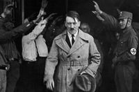 Adolf Hitler efter ett antisemitiskt tal i München 1931.
