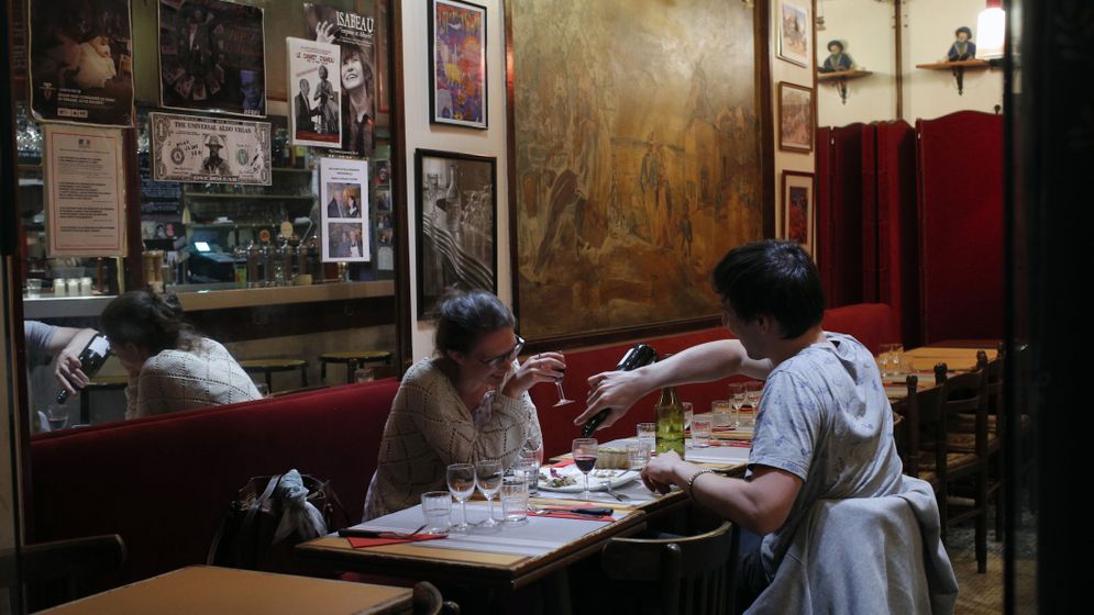 Ett par äter på ”La Cave a Jojo” i Paris. Fransmän ägnar lång tid åt maten. Vill du härma dem? Lägg ner gaffeln mellan tuggorna.