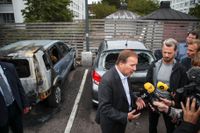 Statsminister Stefan Löfven besöker platser för bilbränderna.
