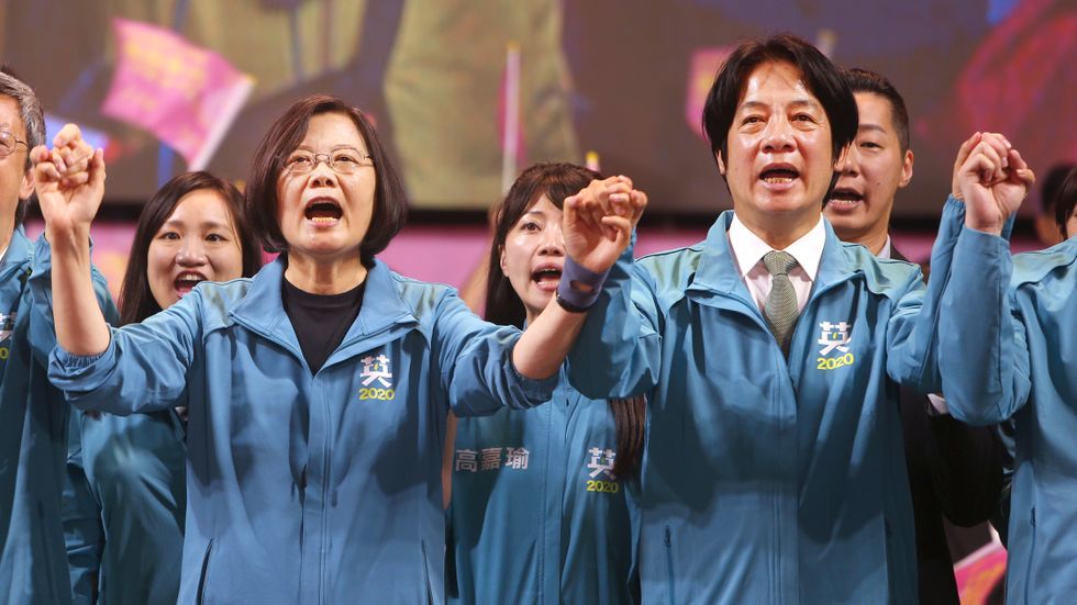Taiwans president Tsai Ing-Wen (till vänster) reagerar på nya uppgifter om kinesiska påverkansförsök. Bilden är tagen vid ett valmöte i Taipei den 17 november.