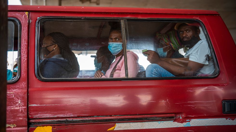 Taxi i Soweto, i Gauteng-provinsen i Sydafrika där omikronsmittan spridits snabbt.