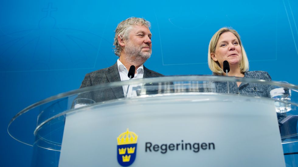 Peter Eriksson (MP) och Magdalena Andersson (S) presenterar regeringen och Vänsterpartiets förslag till ny bostadspolitik. Frågan är om den har stöd?