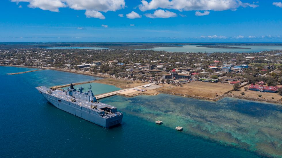 Australiska fartyget HMAS Adelaide anländer med nödhjälp till Tonga, efter det kraftiga vulkanutbrottet. Bild från slutet av januari.