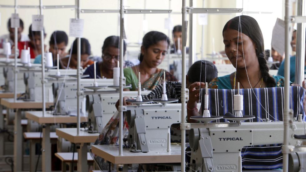 Indiska arbetare i en textilfabrik i Hyderabad.