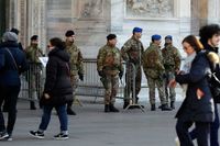 Italienska soldater patrullerar utanför en kyrka i Rom.