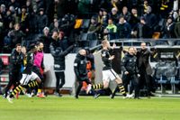 AIK:s Sebastian Larsson firade sitt 1–1-mål hemma mot Malmö FF under måndagskvällen.