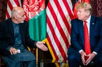 Donald Trump är kritisk till Afghanistans tidigare president Ashraf Ghani, som flydde landet i söndags. Här syns de under ett möte i Afghanistan 2019. Arkivbild