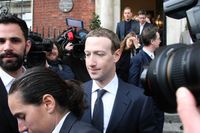 Förtroendet för Facebook ligger på samma nivå som Flashback i Sverige. Här Facebook-grundaren Mark Zuckerberg under sitt besök i irländska Dublin på torsdagen.