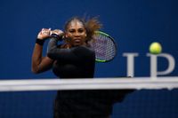 Serena Williams, USA, är två matcher från att skriva ny tennishistoria – först måste den snart 37-åriga legendaren besegra 28-åriga Anastasija Sevastova, Lettland, i nattens första US Open-semifinal.