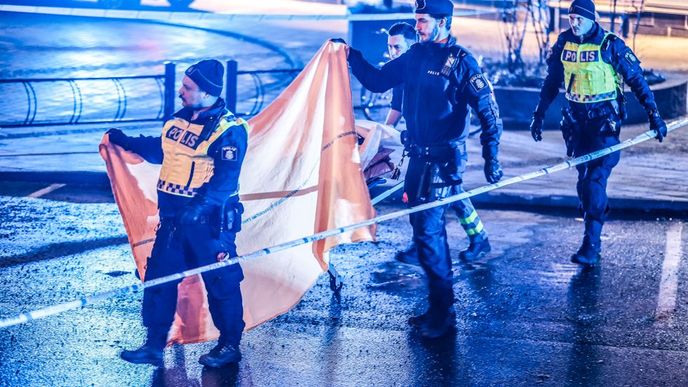 En man sköts till döds i Huvudsta centrum i Solna förra veckan. Ett av flera våldsdåd i Stockholmtrakten den senast tiden.