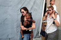 Angelina Jolie och Brad Pitt på en bild tagen 2006. Med på bilden är också två av deras sex barn, dottern Zahara och sonen Maddox. Arkivbild.