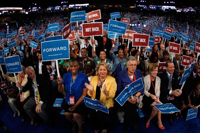 Demokraternas konvent i Charlotte, North Carolina. Skyltarna efterlyser framåtrörelse, ”inte bakåt”.